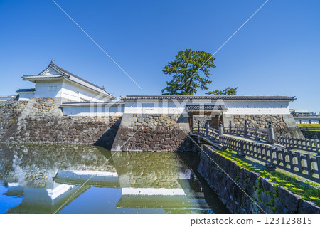 Scenery of Odawara Castle Park: Sumiyoshi Bridge and Akaganemon Gate [Odawara City, Kanagawa Prefecture] 123123815