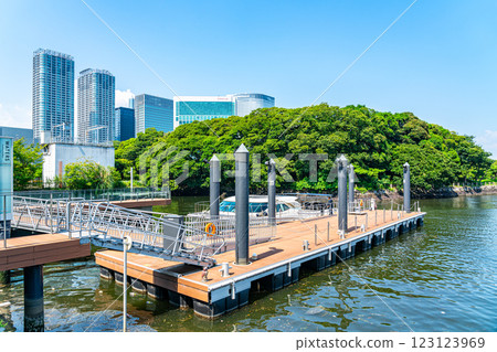[Tokyo] Waters Takeshiba and Hama-rikyu Gardens facing the water 123123969