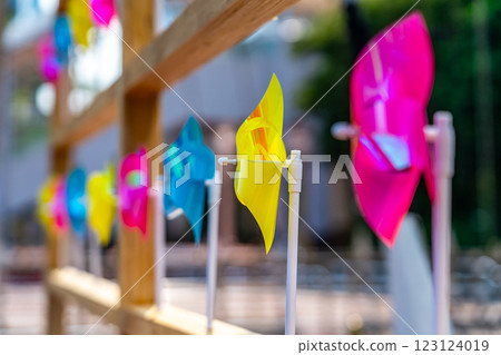 Colorful windmills spinning in the wind Colorful windmills spinning in the wind 123124019