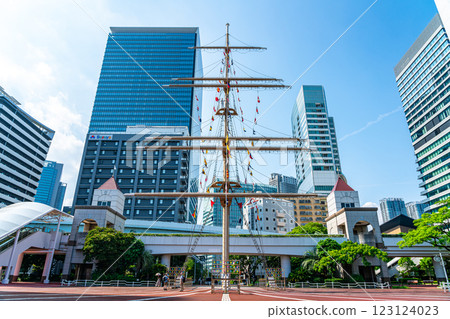 [Tokyo] The mast at Takeshiba Wharf in front of Takeshiba Station 123124023