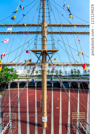 [Tokyo] The mast at Takeshiba Wharf in front of Takeshiba Station 123124029