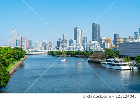 [Tokyo] Sumida River and cityscape as seen from Waters Takeshiba 123124045