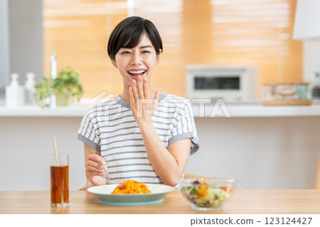 一名婦女在客廳吃午餐。 123124427