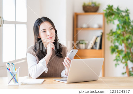 做遠程辦公的一個少婦在客廳。 123124557