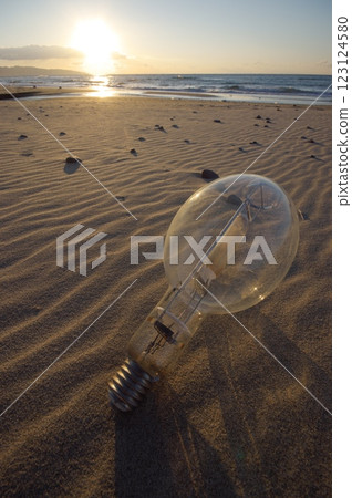 A light bulb found on the beach (Izumo City) 123124580