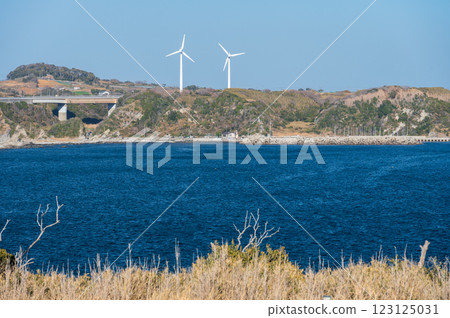 從城之島海之根廣場眺望：宮川風力發電廠的風車 123125031