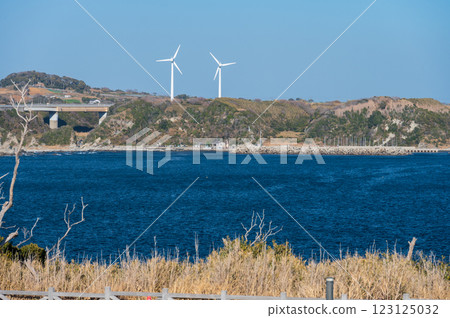 從城之島海之根廣場眺望：宮川風力發電廠的風車 123125032