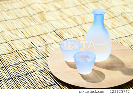 搭配玻璃清酒瓶套裝享受冷酒 123125772