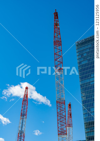 東京八重洲街道上建築起重機林立 2025.02 a-1 123125956