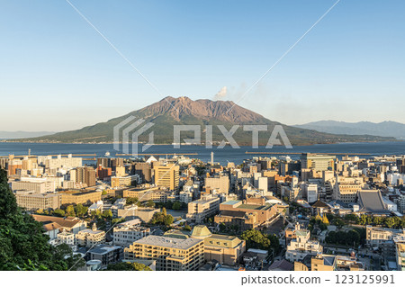 從鹿兒島縣鹿兒島市城山公園的觀景台欣賞夕陽下的櫻島 123125991
