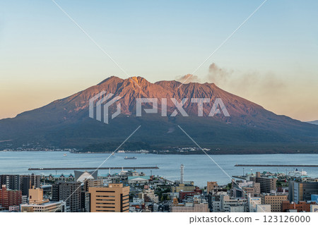 從鹿兒島縣鹿兒島市城山公園的觀景台欣賞夕陽下的櫻島 123126000
