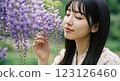 一個女人享受著花香 123126460
