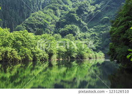A calm water surface surrounded by greenery (Unnan City) 123126510