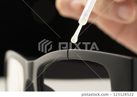 用膠水修復破損的眼鏡框 123126522