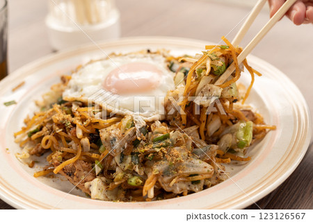 Eat yakisoba 123126567