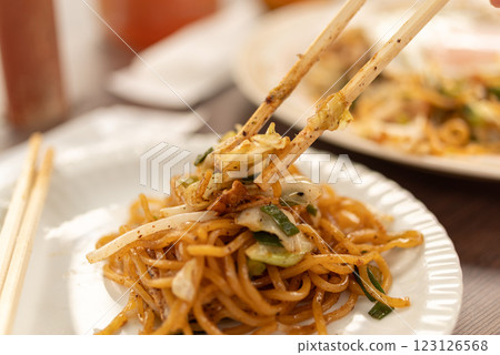 Eat yakisoba 123126568