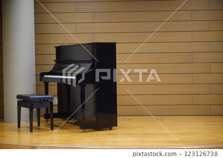 講台上安裝的直立式鋼琴 講台上安裝的直立式鋼琴 123126738