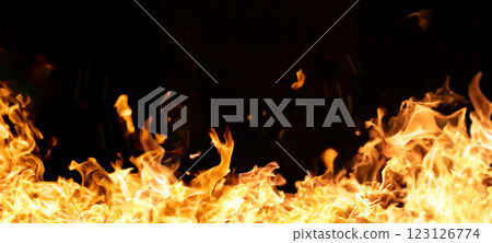 熾熱的紅色火焰的強大圖像 123126774