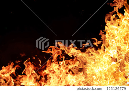 熾熱的紅色火焰的強大圖像 123126779