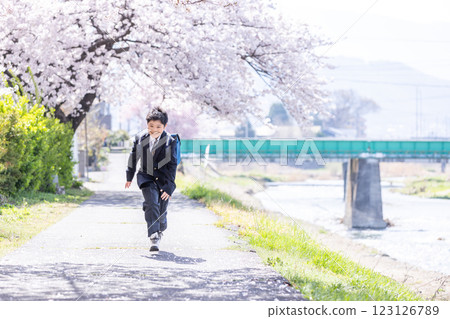 Junior high school students running under the cherry blossoms 123126789