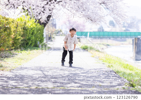 櫻花下微笑的男孩 櫻花下微笑的男孩 123126790