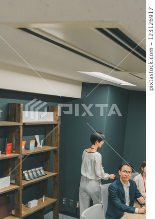 在同一家公司工作的同事 123126917