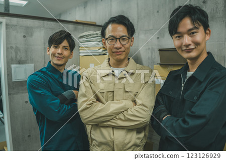 倉庫工作 123126929