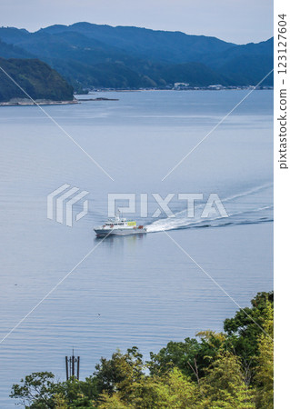 View of Miyazu Bay with boats in motion 123127604