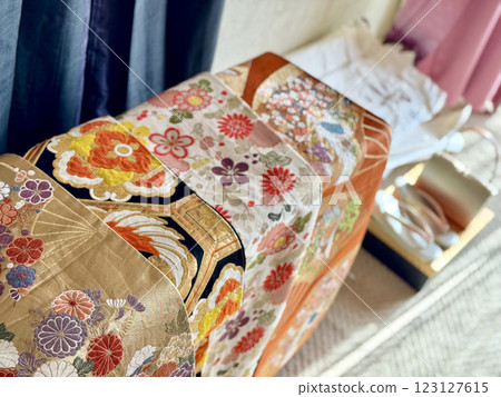 Four gorgeous kimono obi and accessories lined up 123127615