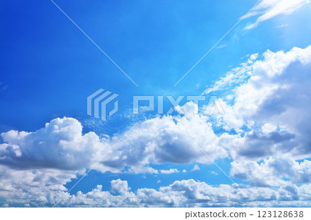 夏天藍天和雲彩 夏天藍天和雲彩 123128638