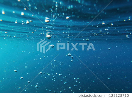 清爽的藍色水中冒出氣泡(AI 生成的圖像) 清爽的藍色水中冒出氣泡(AI 生成的圖像) 123128710