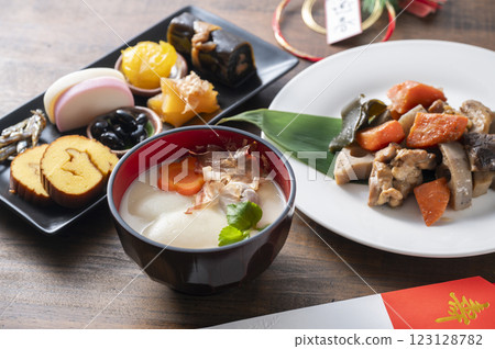 白味噌湯和新年菜餚 123128782
