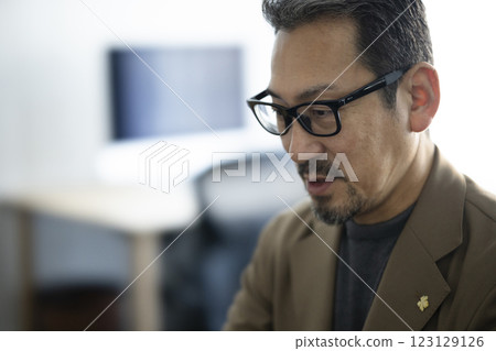 在辦公室工作的中年男子 123129126