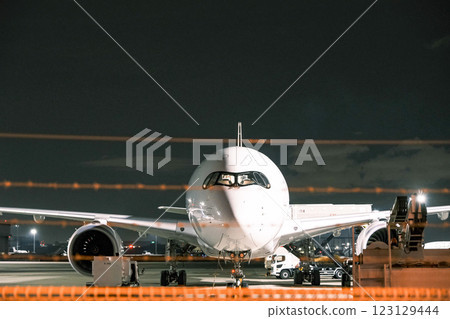 [#機場] 夜間停在機場的飛機 123129444