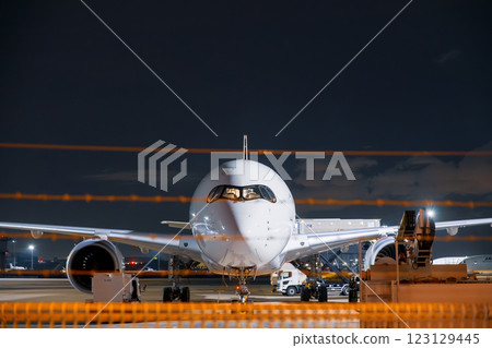 [#機場] 夜間停在機場的飛機 123129445