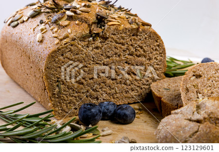 Loaf of rye bread cut in half 123129601