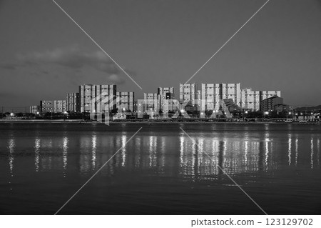 從兵庫縣西宮市香倫園海灘眺望蘆屋的高樓公寓 從兵庫縣西宮市香倫園海灘眺望蘆屋的高樓公寓 123129702