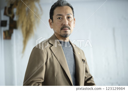 英俊的中年男人 123129984