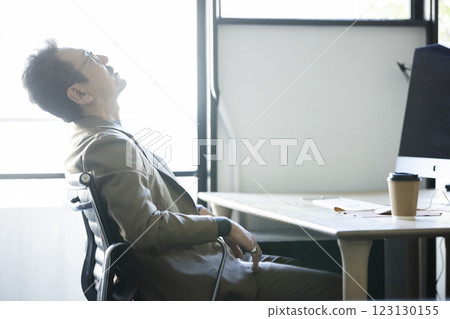 A tired businessman 123130155