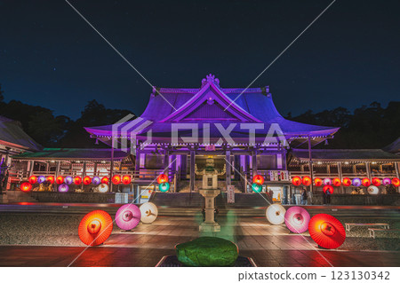 The main hall of Hodasan Son'eiji Temple in Fukuroi City and the illuminated Japanese umbrella art (Shizuoka Prefecture) 123130342