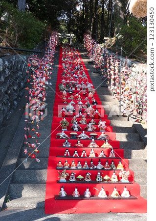 Izu Peninsula: Hina-dan display at Susanoo Shrine 123130450