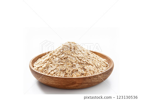 白色背景中的一堆燕麥片 白色背景中的一堆燕麥片 123130536