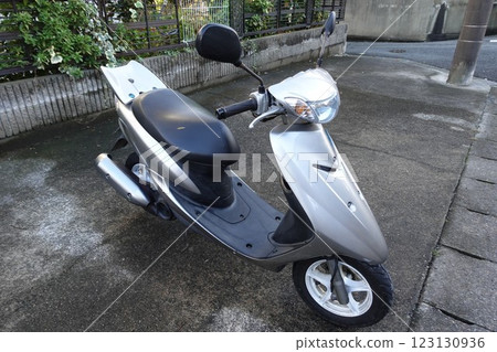 摩托車停在路邊 摩托車停在路邊 123130936