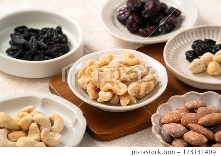 Mixed nuts Almonds Hazelnuts Cashews Walnuts Healthy Dried Fruit Flavored mixed nuts ナッツ Mixed nuts Almonds Hazelnuts Cashews Walnuts Healthy Dried Fruit Flavored mixed nuts ナッツ 123131409