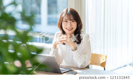 微笑的女人/女商人做文書工作 123131845