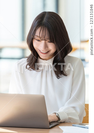 微笑的女人/女商人使用筆記型電腦 123131846