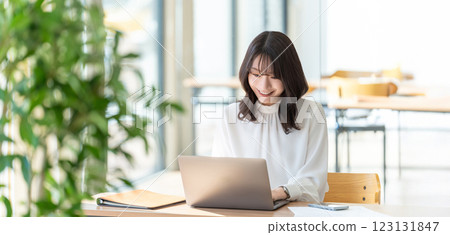 微笑的女人/女商人使用筆記型電腦 123131847