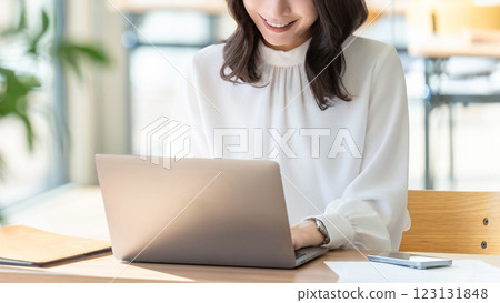 微笑的女人/女商人使用筆記型電腦 123131848