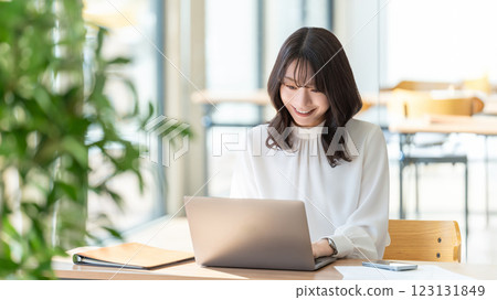 微笑的女人/女商人使用筆記型電腦 微笑的女人/女商人使用筆記型電腦 123131849