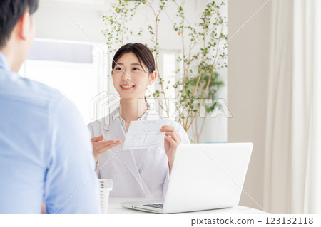 一位身穿白大褂的接待員女士 123132118